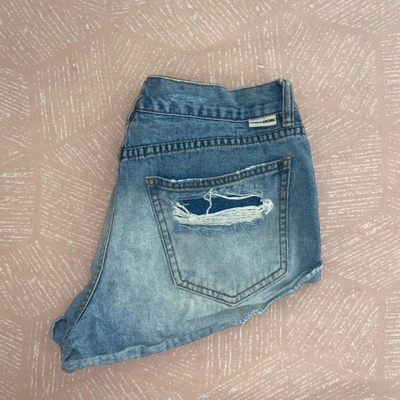 BILLABONG SHORTS 💗 - Picture 3 of 4